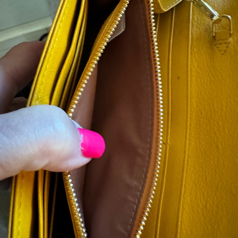 MCM Crossbody Wallet with removable gold chain. - Picture 10 of 15